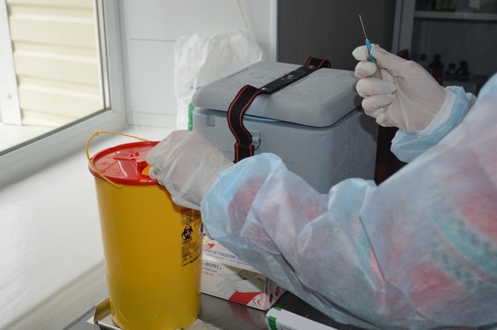 Під час вакцинації у Сватівському будинку-інтернаті для людей похилого віку та інвалідів