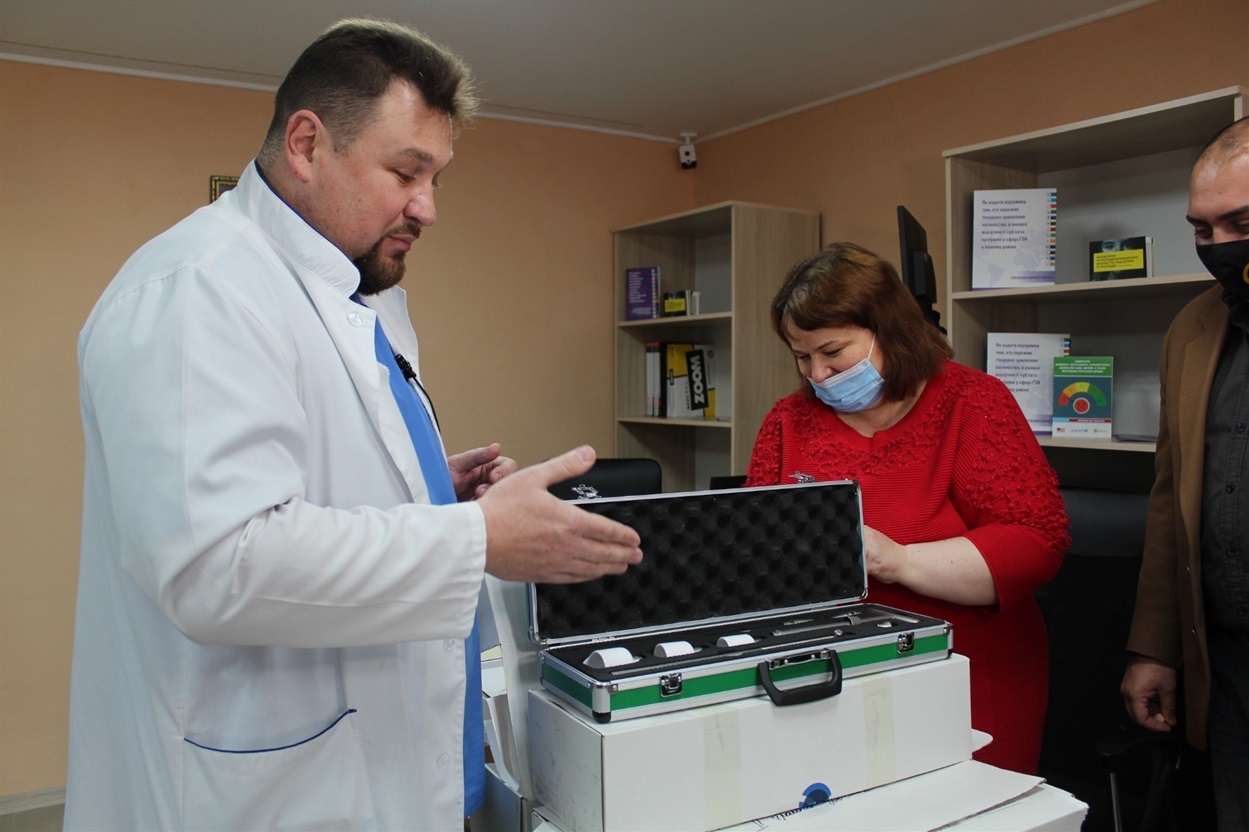 Це вагінальний маніпулятор, за допомогою якого можна робити більш радикальні операції, застосовуючи малотравматичну хірургію.
