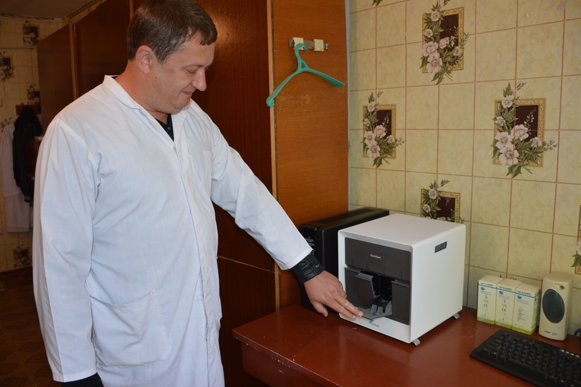 Євген Сердюк демонструє новий аналізатор