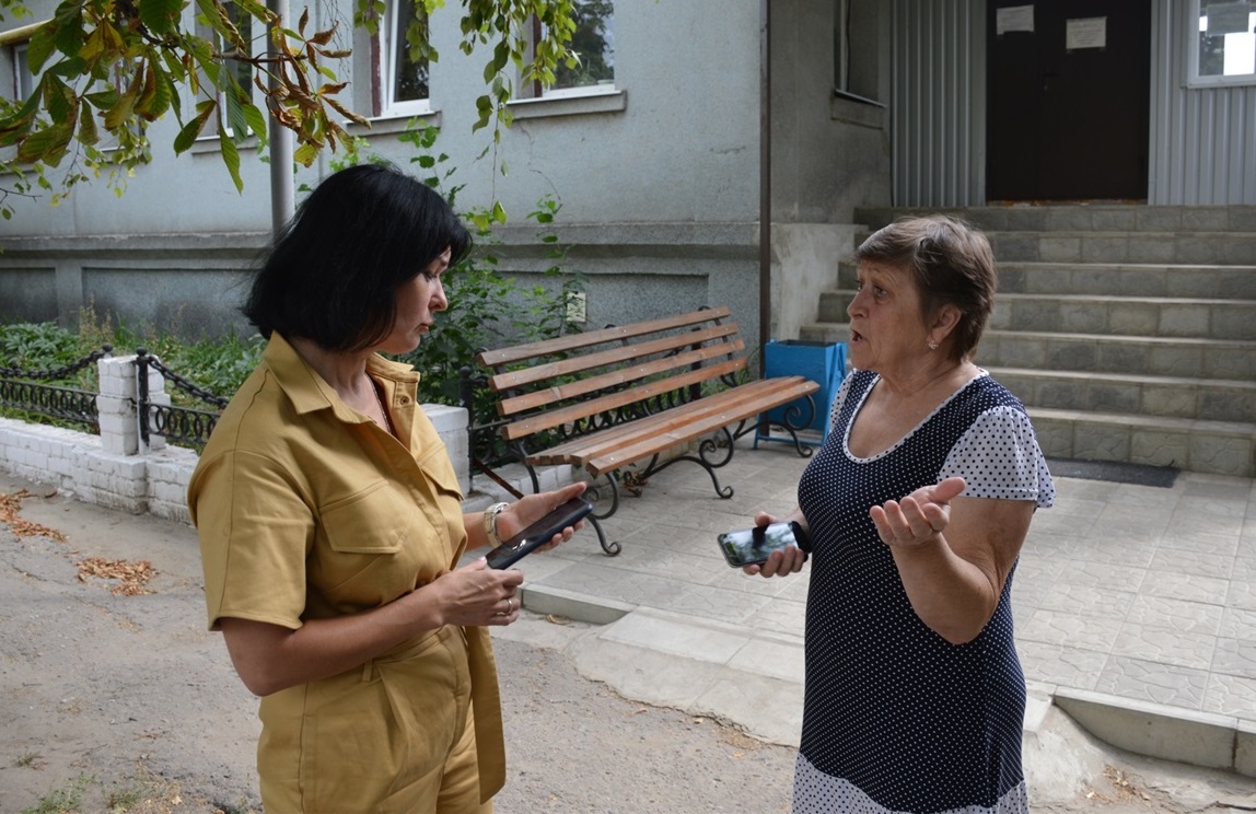 Ірина Корлякова (зліва) обговорює проблеми з головою громади Валентиною Чередниченко