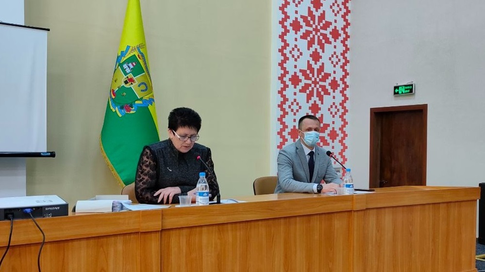 Голова Сватівської райради Людмила Русанова та голова Сватівської РДА Олег Клименчуков під час засідання сесії