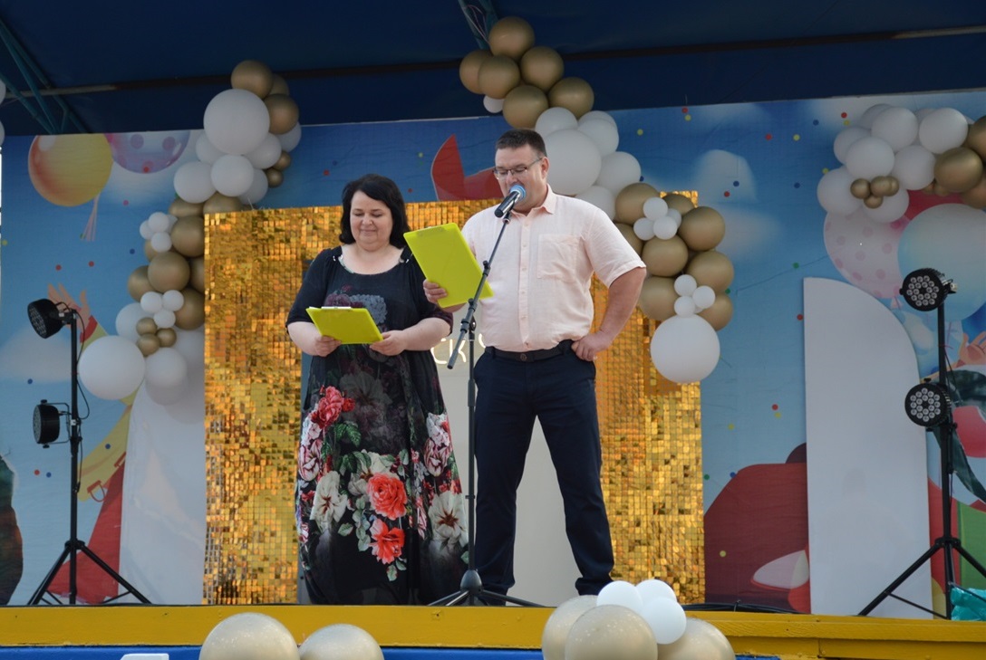 Олена Риженкова і Максим Кайнара від імені батьків привітали випускників 2021 року у Сватовому
