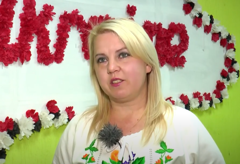 Народна майстриня Луганщини Наталія Толстова разом з іншими учасницями клубу "Берегиня" вишиває двометрову карту України