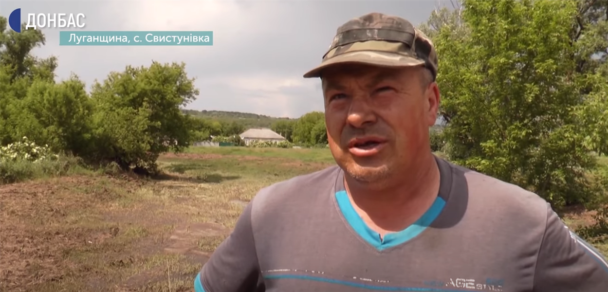 Через подвір'я мешканця Свистунівки Миколи Чорнобая вода йшла обвалом