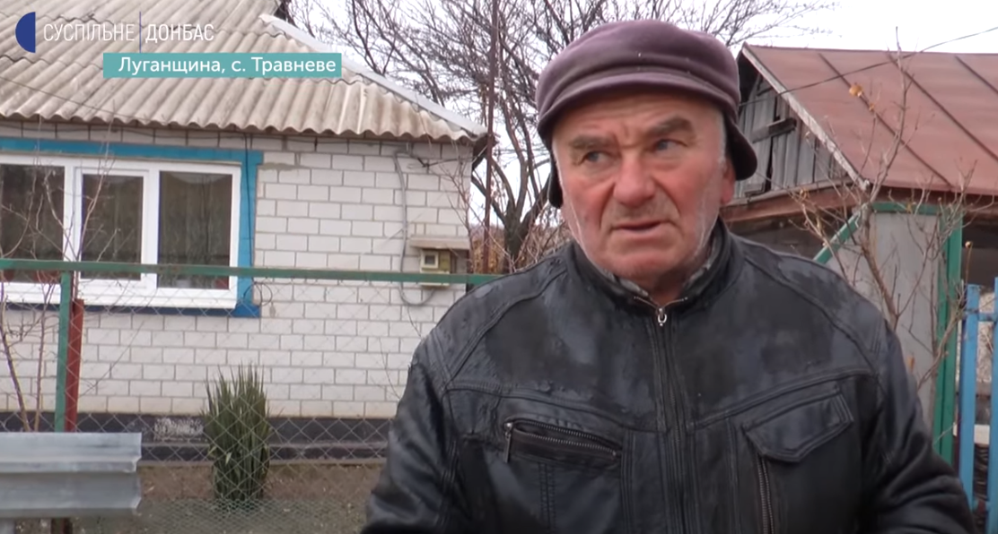 Мешканець Травневого Олександр Посохов живе від дороги у сотні метрів. Розповідає, за 10 років, які живе у селі, ще ніколи не бачив, аби на цій дорозі робили капітальний ремонт — лише ямковий.