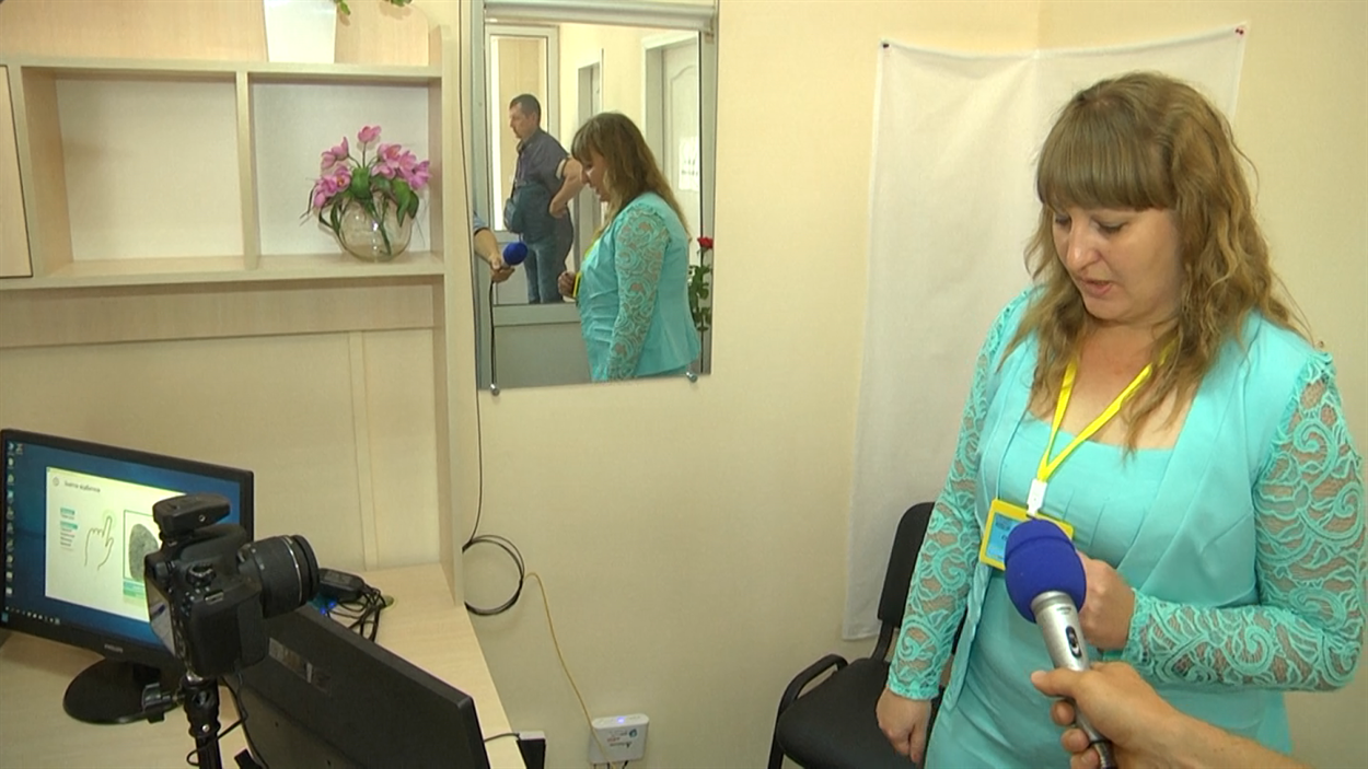 Начальник ЦНАПу Олена Гиря каже, кошти за послуги від виготовлення паспортів йтимуть у районний бюджет