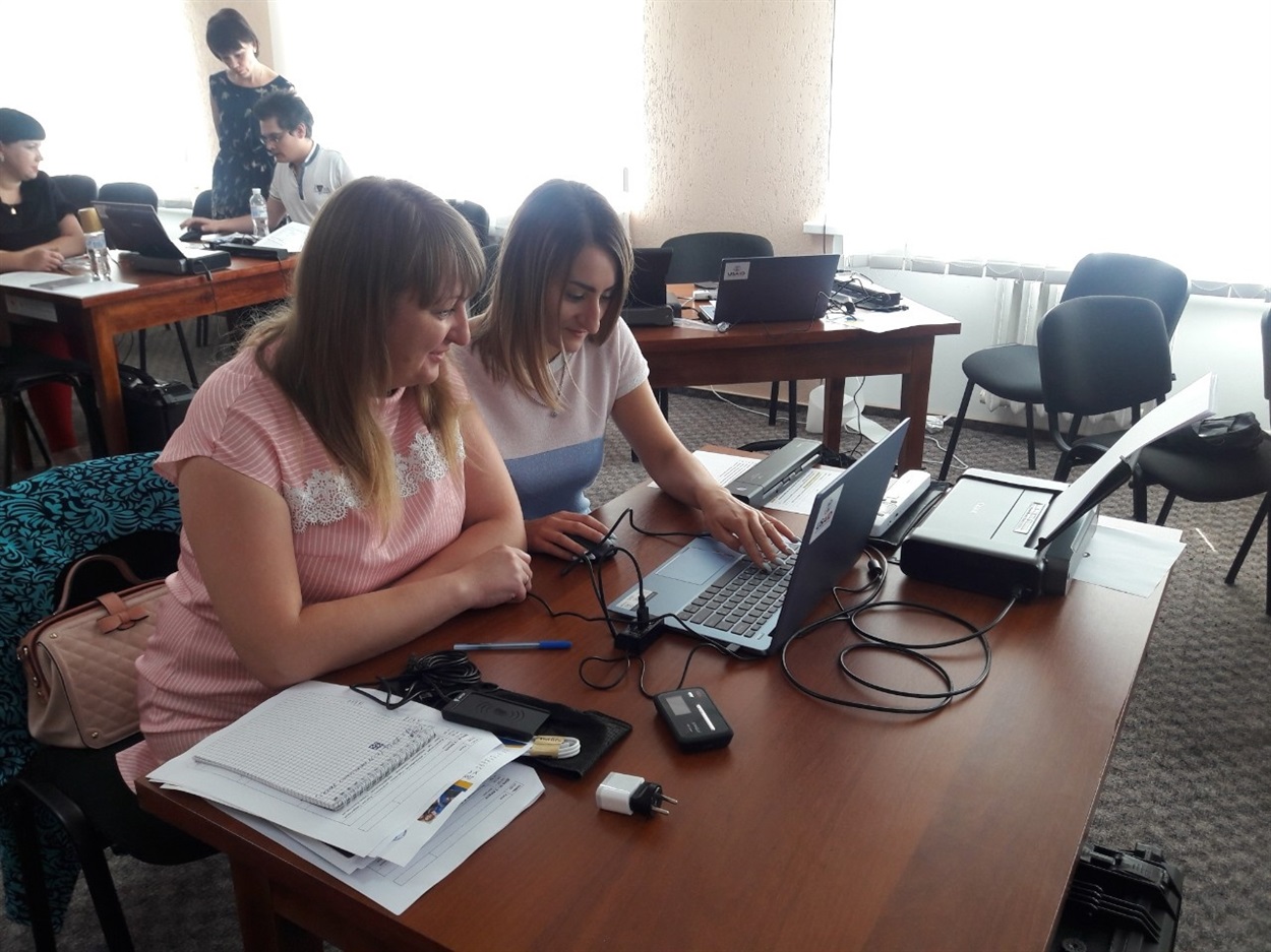 «Мобільний кейс» працівники Сватівського ЦНАП отримали у Сєвєродонецьку під час тренінгу. Там їх вчили з ним працювати