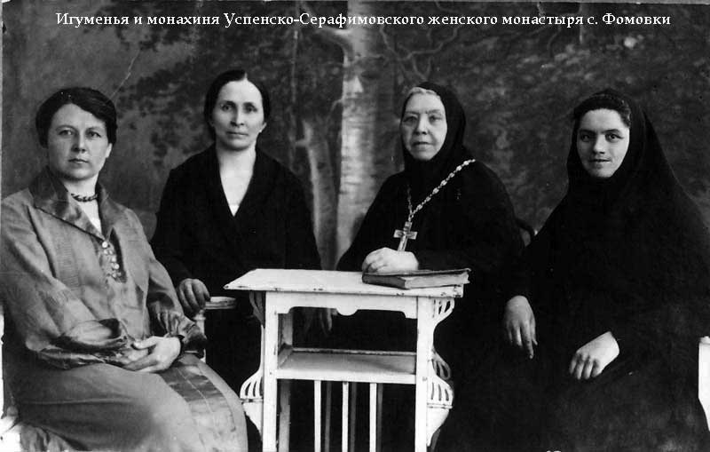 Третя зліва&nbsp;— ігуменя Марія