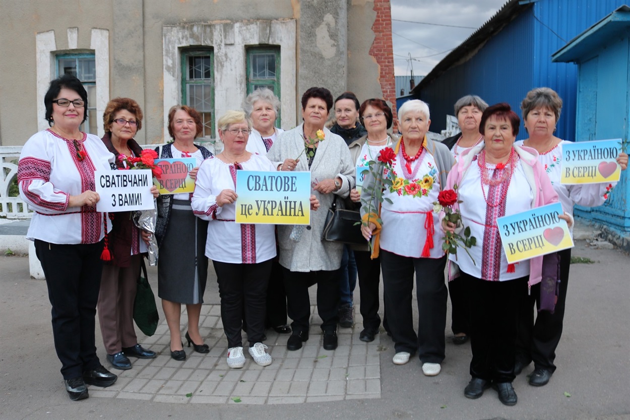 Євгена зустрічали учасниці центру «Сприяння» і його керівниця Олена Карауш. Подарували Жені прапор України