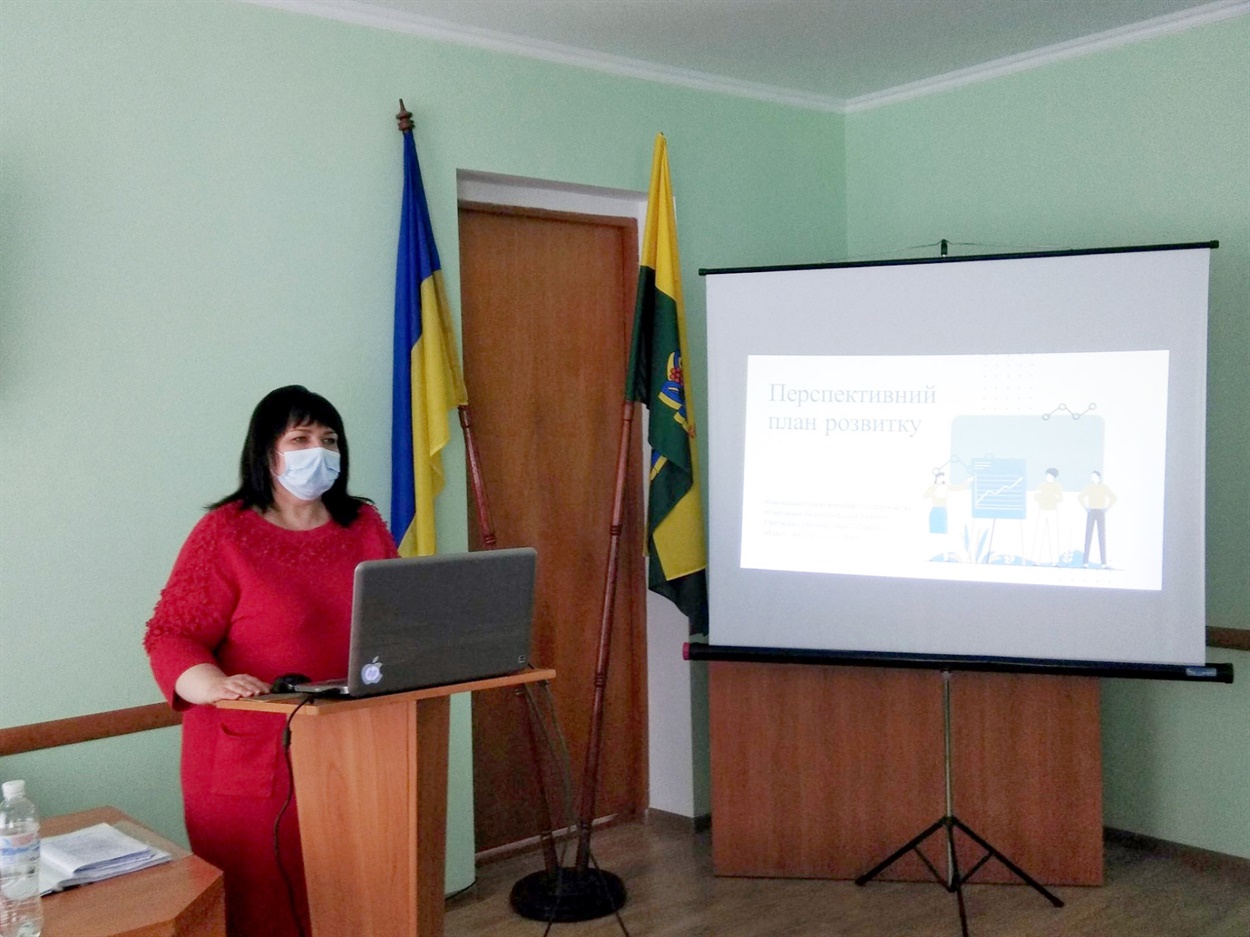 Олена Риженкова під час представлення стратегії розвитку Сватівської райлікарні