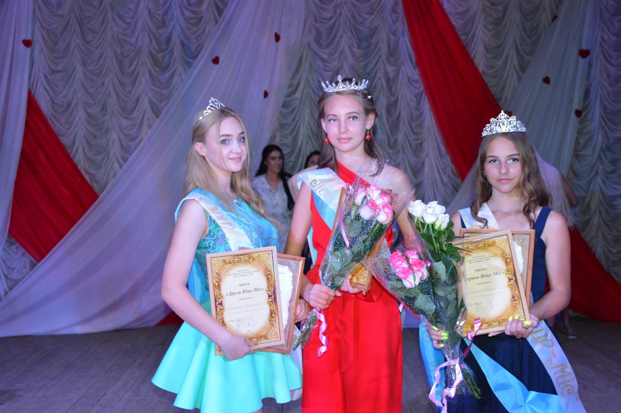 На фото (зліва направо): Владислава Рябоконь, Дар'я Наугольна, Дарина Тарасенко
