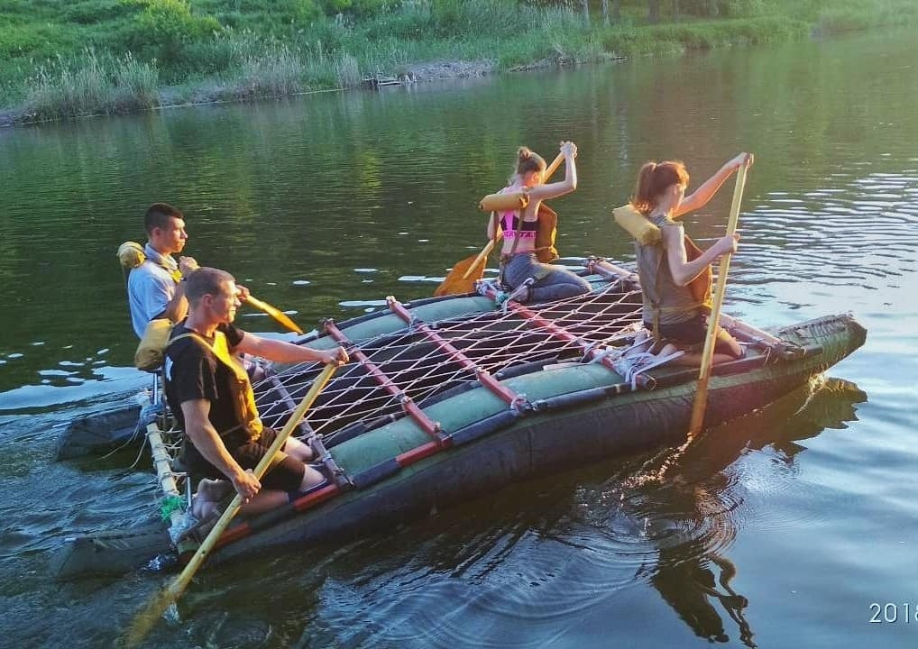 Учасники туристичного гуртка у поході на байдарках у 2018 році