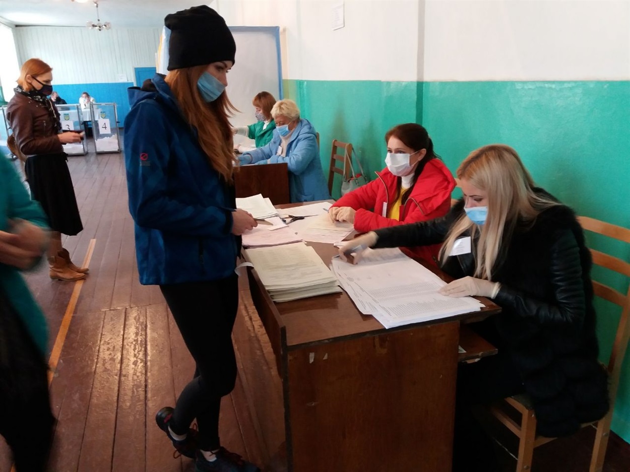 Члени ДВК видають бюлетені на одній зі Сватівських дільниць