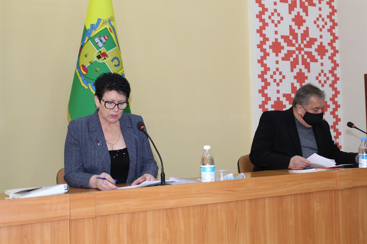 Голова Сватівської районної ради Людмила Русанова та голова Сватівської райдержадміністрації Валерій Честних під час засідання сесії
