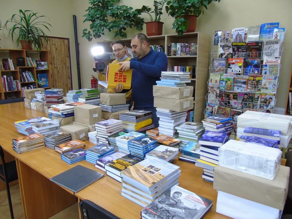 Олег Якубов передав 600 книжок бібліотеці у Сватовому у лютому 2021