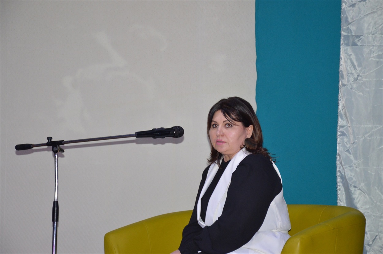директорка народного дому "Сватова-Лучка" на заході до Міжнародного жіночого дня у Сватовому у 2021