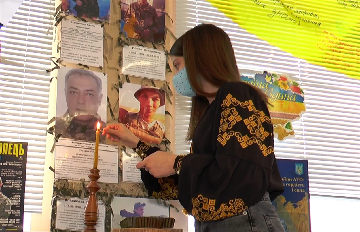 Свічка Пам'яті біля стенду загиблим героям Сватівщини