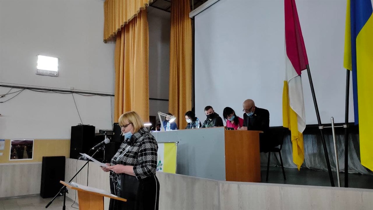 Начальниця відділу освіти Сватівської громади Олена Юхновець на сесії міськради у березні 2021