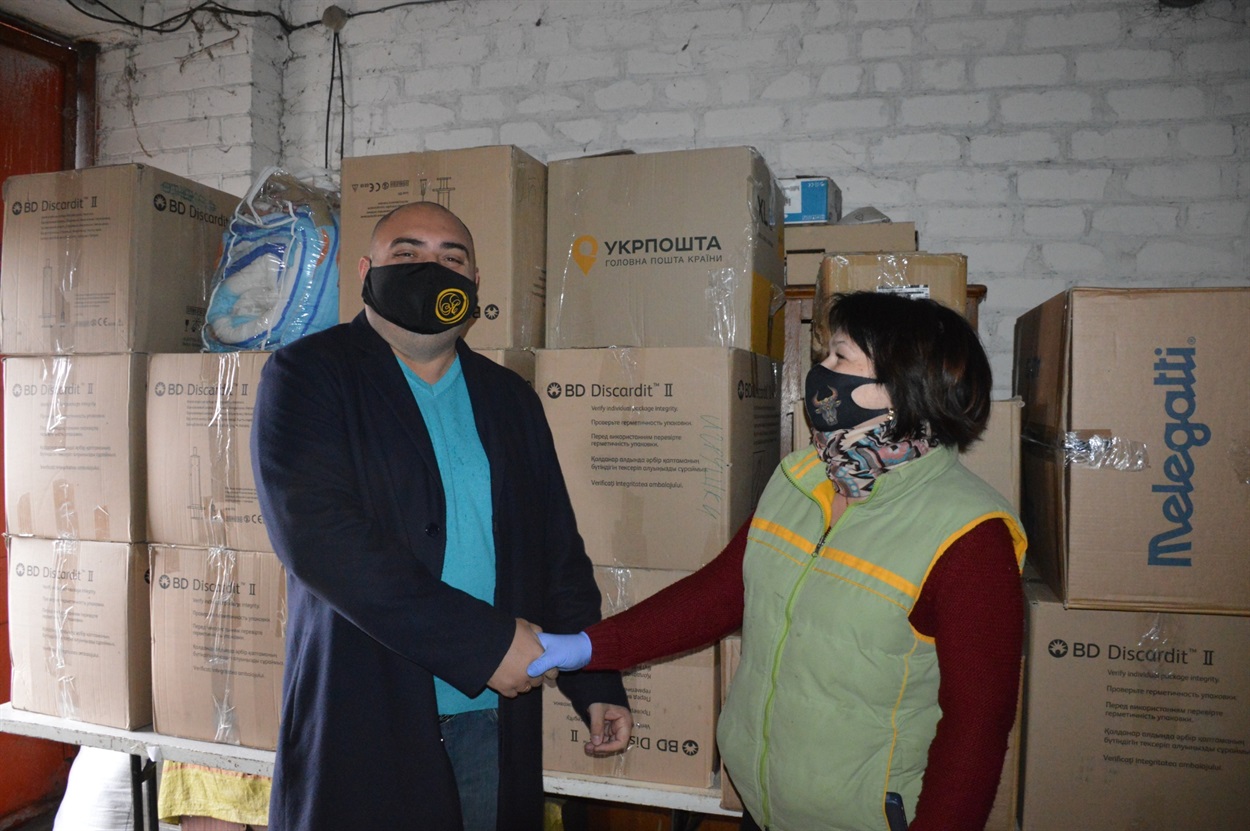 Олег Якубов передає гуманітарку до "Банку речей" від київських волонтерів