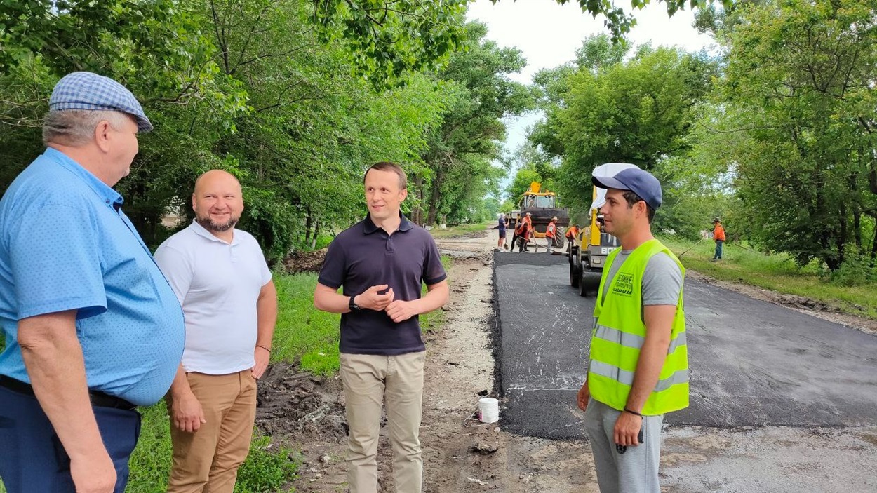 Староста Новочервоного Олексій Чернявський, Нижньодуванський селищний голова Сергій Корощенко та голова Сватівської РДА Олег Клименчуков