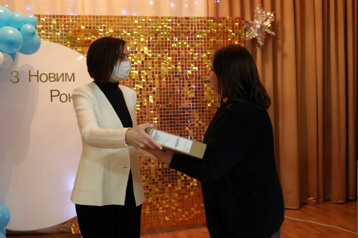 Міський голова Віта Сліпець передає ноутбуки директорці Гончарівського ліцею Світлані Вегері