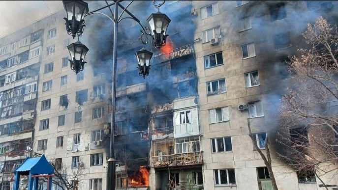 Горить будинок у Рубіжному після обстрілу