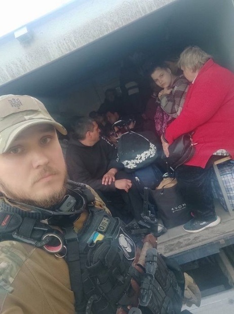 Цивільних евакуюють на броньованій вантажівці