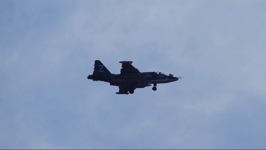 СУ-25 без національних відзнак в небі над Україною