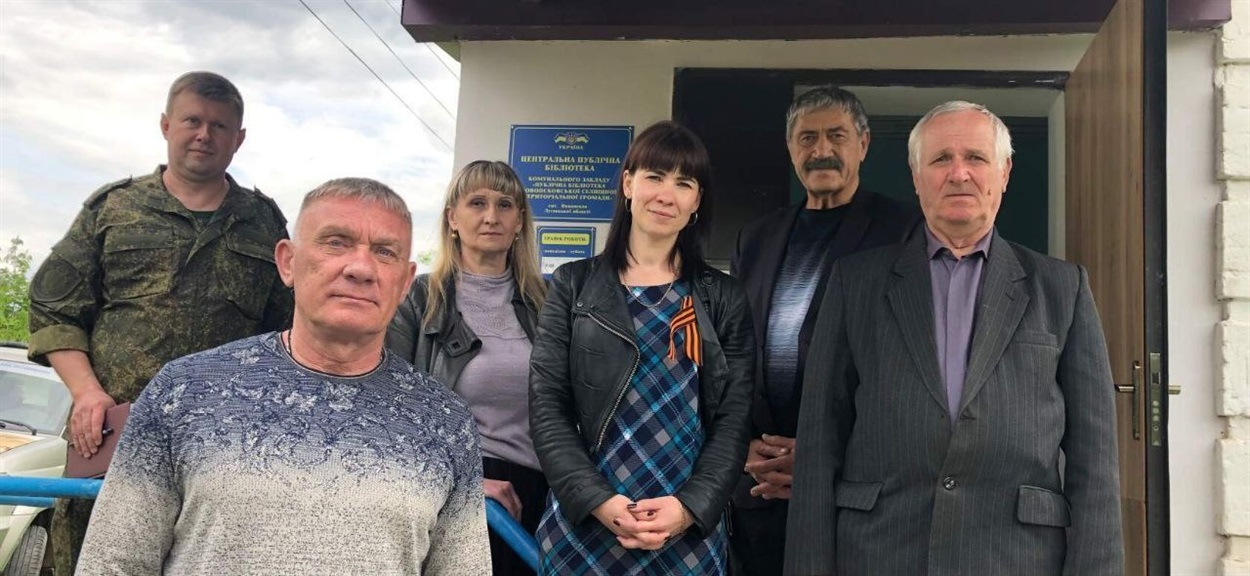 Зліва направо: Соловьйов В. Б. колишній прокурор; невідома особа; Гречана Т. М. секретарка сільради; Кайдалова В.В. - в. о. Голови райадміністрації; невідома особа; Нестеренко А. В. член ради ветеранів Новопскова. Завезли руську літературу у бібліотеку. Зараз активно допомагають окупантам у встановленні їхніх порядків.