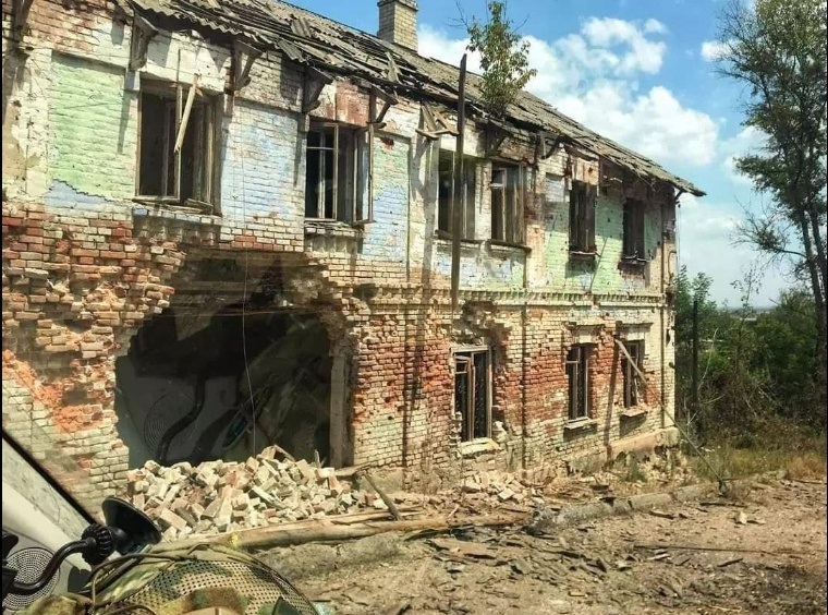 Один зі зруйнованих будинків у Лисичанську