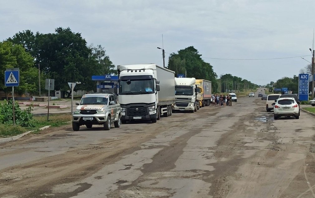 Колона російської гуманітарної допомоги у Сватовому