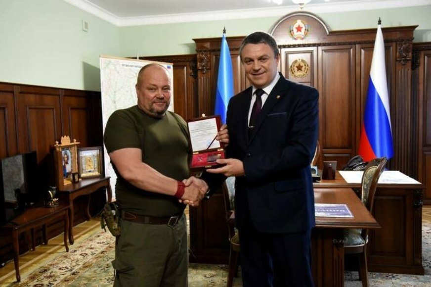 Андрію Скорому вручають нагороду