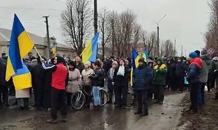Сватове зустріло російських окупантів синьо-жовтими прапорами