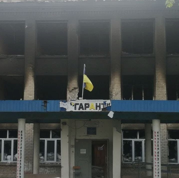 Вчитель з Лисичанська зняв прапор зі зруйнованого ліцею, травень 2022 р