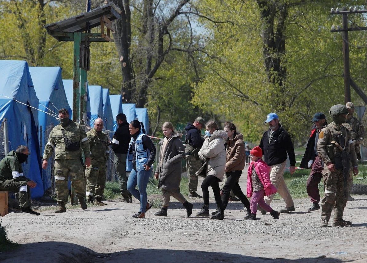 Росіяни забирають український дітей у батьків під час фіоьтраційних заходів, 28.06.2023