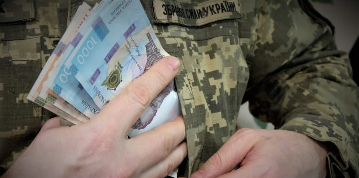 У червні ще 14 жителям Старобільської міської територіальної громади, які захищають Україну на передовій, було надано грошову допомогу у розмірі 15 тис грн, 01.07.2024