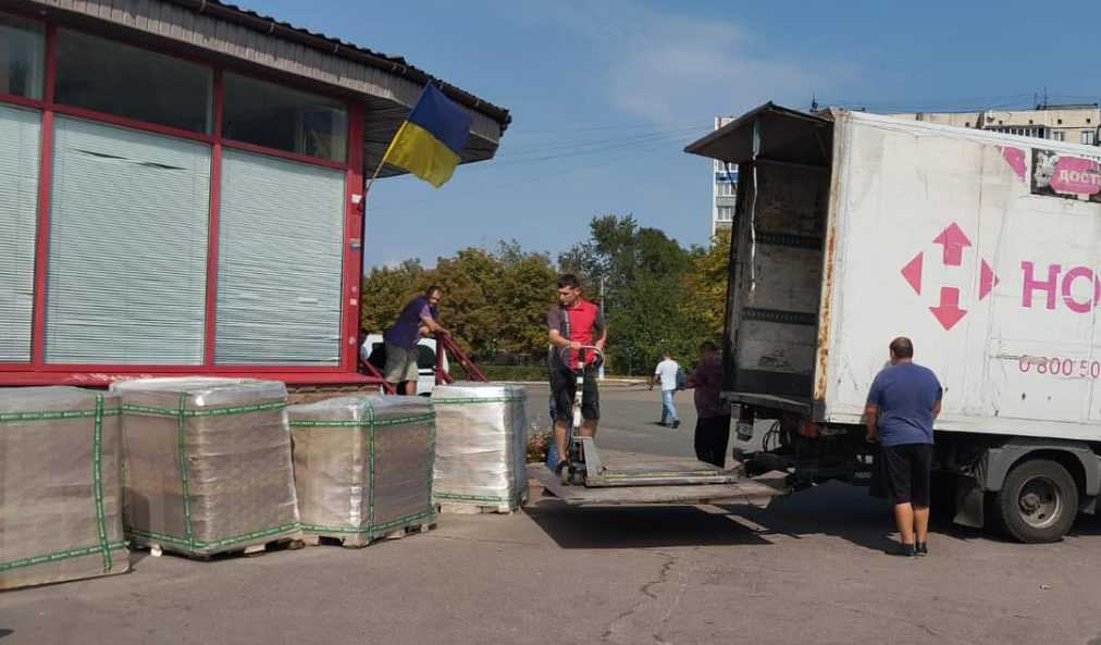 До Сватівського гумхабу в Бровариах привезли гуманітарну допомогу для переселенців з Луганщини, 29.08.2024