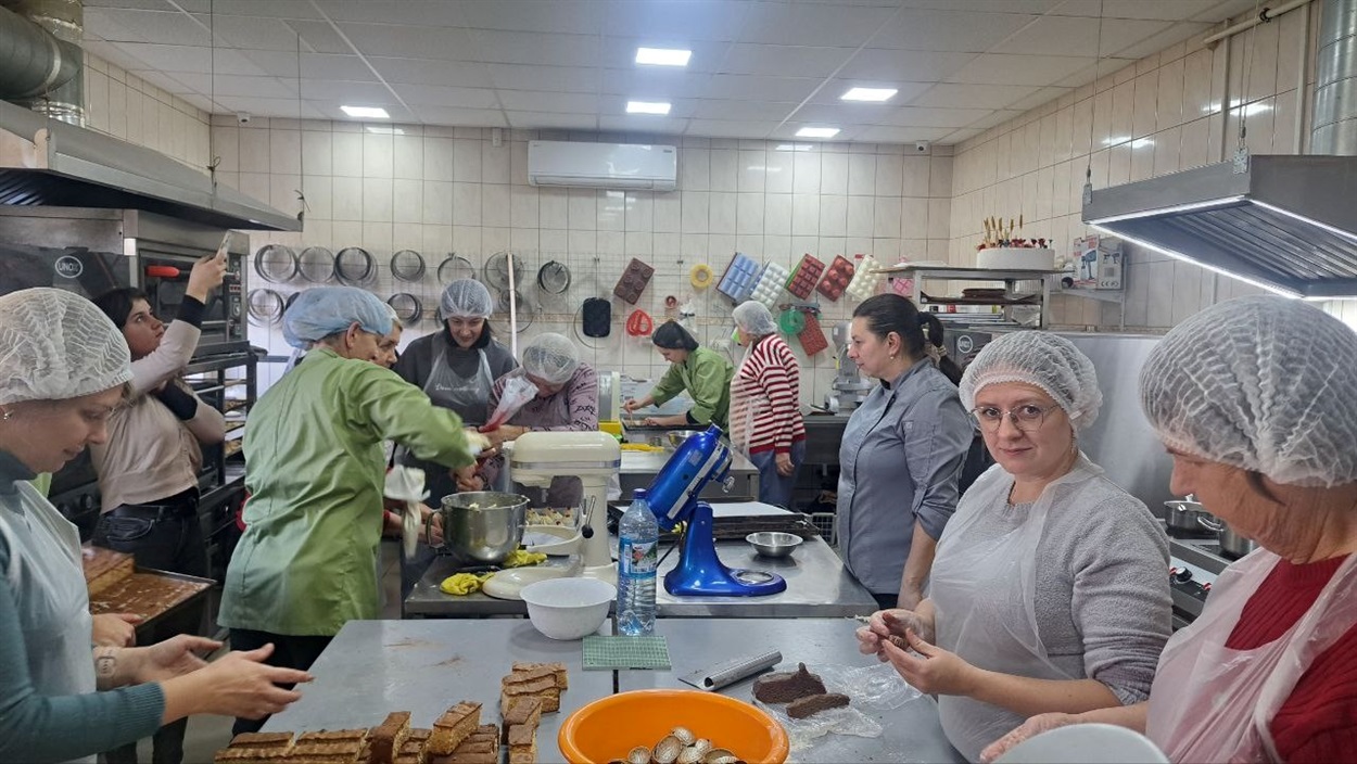 Відома на Закарпатті кондитерка Мирослава Голонич провела для жінок-переселенок з Луганщини майстер-клас з традиційної випічки, 23.10.2024