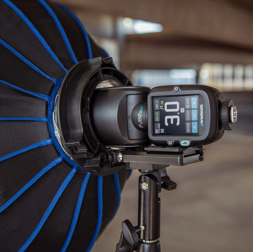 Спалах Westcott FJ80 II M закріплений у софтбоксі на студійній стійці під час зйомки поза камерою.
