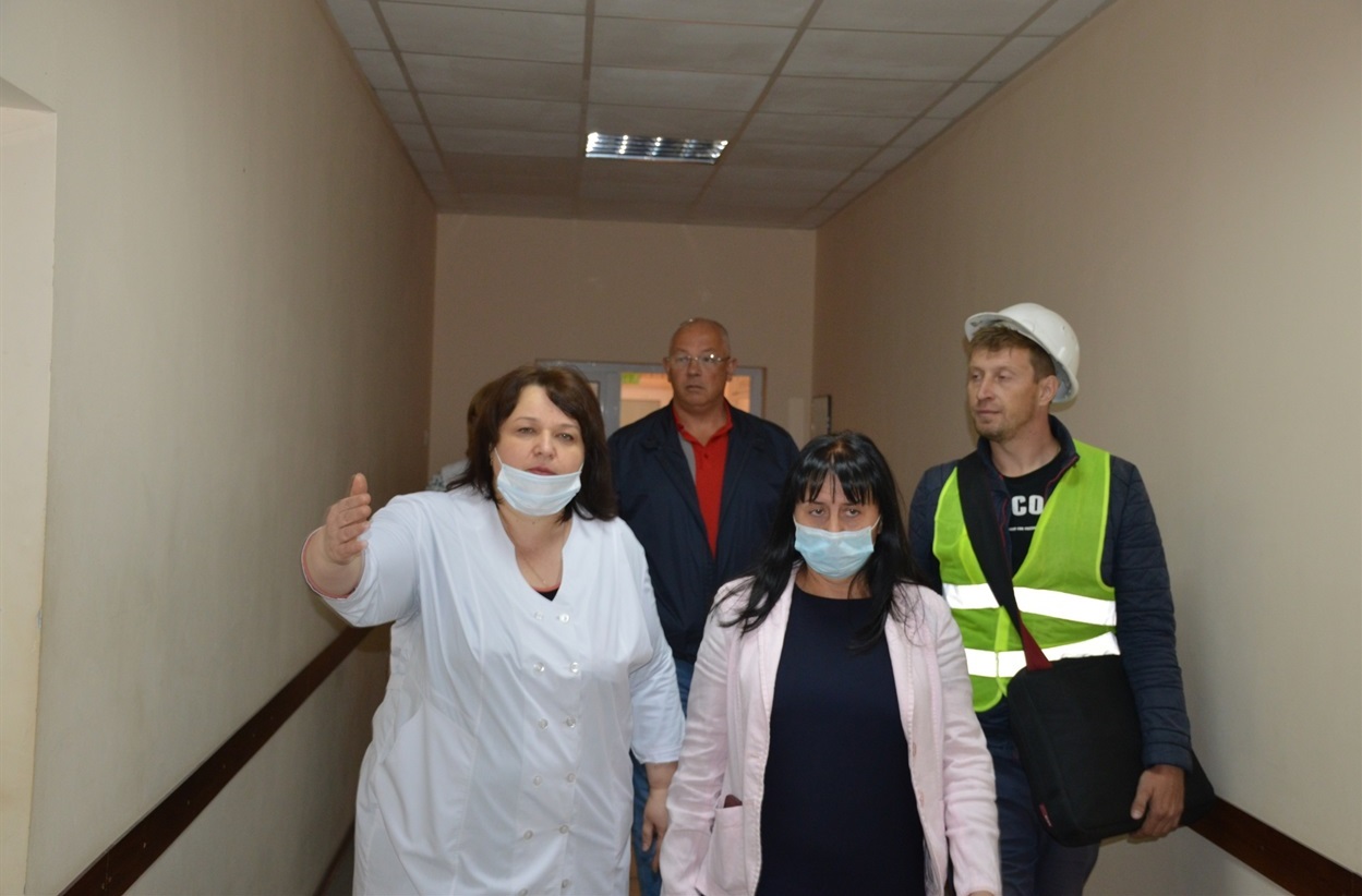 У Сватовому триває ремонт у райлікарні. Директорка закладу Олена Риженкова розповідає, на якому етапі зараз роботи